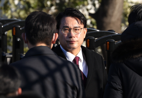 국민의힘 윤상현 의원이 3일 오전 서울 용산구 한남동 대통령 관저로 향하고 있다. 고위공직자범죄수사처는 이날 윤석열 대통령에 대한 체포영장 집행에 나섰다. [연합뉴스]
